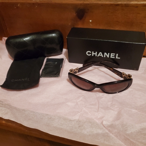 Chanel Glasses with Pearl Adornment on Tortoise Arms. All Inclusive. - Picture 1 of 6